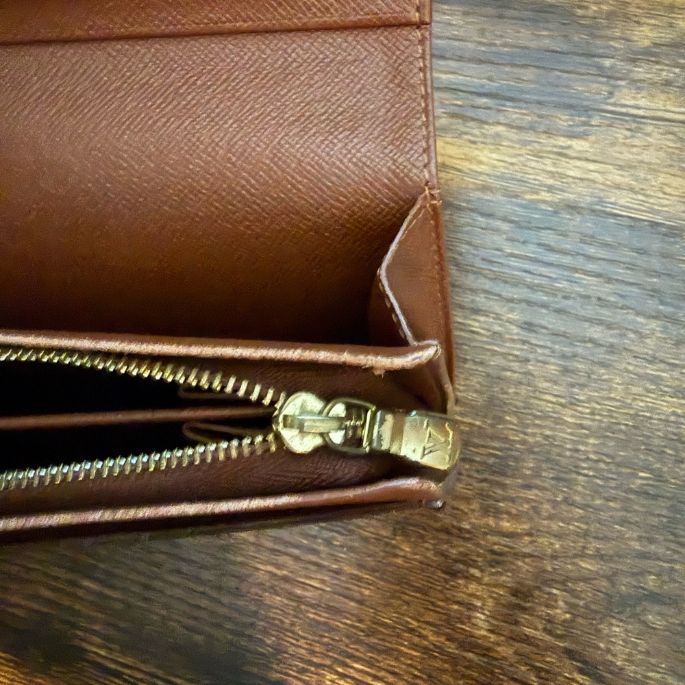 Louis Vuitton Brown and Tan Monogram wallet - Picture 9 of 10